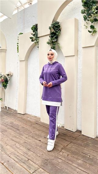 Костюм спортивний з написом, капюшоном та короткими штанами, колір темний ліловий, доступний у розмірах 40-48 - фото 2