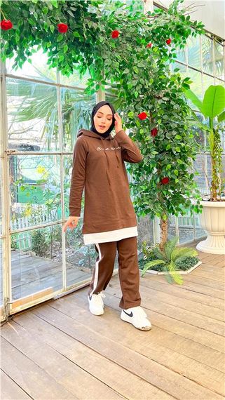 Yazı Baskılı Garni Detaylı Kapşonlu Kısa Sweat Pantolon İkili Tesettür Eşofman Takımı - 03080 - Kahverengi - fotoğraf 5