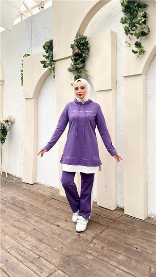 Костюм спортивний з написом, капюшоном та короткими штанами, колір темний ліловий, доступний у розмірах 40-48 - фото 4