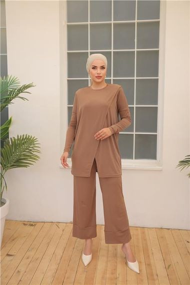 Асиметричний комбінезон для жінок - 71191 - Молочна кави, спортивний одяг, доступні розміри 38-46 - фото 1