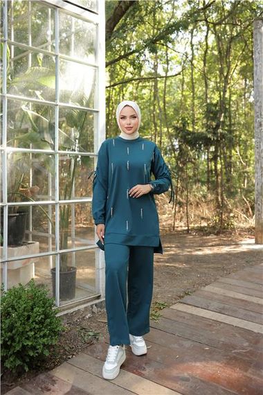 طقم إسوفرن ذو تفاصيل حجرية مع ربطات عند الأكمام، ياقة على شكل O، بلون بترولي داكن، يتوفر بمقاسات مختلفة - صورة 1