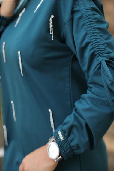 طقم إسوفرن ذو تفاصيل حجرية مع ربطات عند الأكمام، ياقة على شكل O، بلون بترولي داكن، يتوفر بمقاسات مختلفة - صورة 2