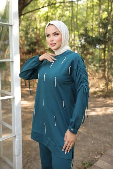 طقم إسوفرن ذو تفاصيل حجرية مع ربطات عند الأكمام، ياقة على شكل O، بلون بترولي داكن، يتوفر بمقاسات مختلفة - صورة 4