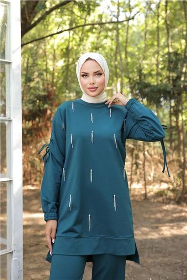 طقم إسوفرن ذو تفاصيل حجرية مع ربطات عند الأكمام، ياقة على شكل O، بلون بترولي داكن، يتوفر بمقاسات مختلفة - صورة 5