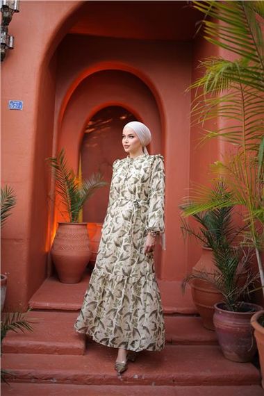 Сукня з шифону з малюнком листя, зав'язками на талії, зелена, доступна в розмірах 38-46 - фото 2