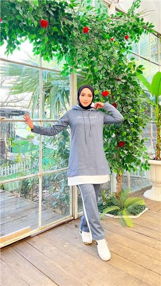 طقم سويت شورت مزين بشعار مع تفاصيل غطاء رأس بلون إنديغو للنساء - صورة 1