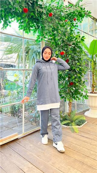 طقم سويت شورت مزين بشعار مع تفاصيل غطاء رأس بلون إنديغو للنساء - صورة 3