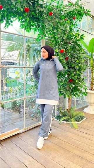 طقم سويت شورت مزين بشعار مع تفاصيل غطاء رأس بلون إنديغو للنساء - صورة 2