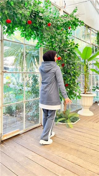 طقم سويت شورت مزين بشعار مع تفاصيل غطاء رأس بلون إنديغو للنساء - صورة 5