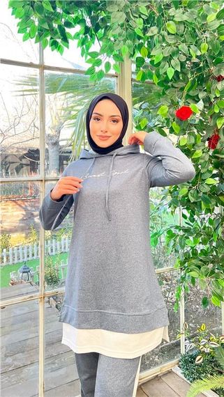 طقم سويت شورت مزين بشعار مع تفاصيل غطاء رأس بلون إنديغو للنساء - صورة 4