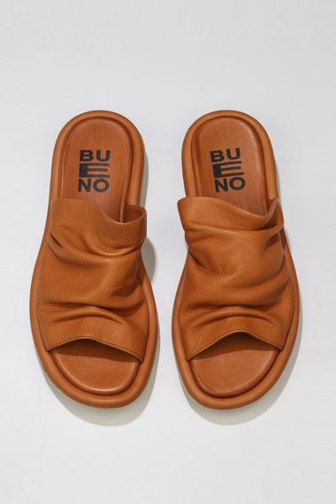 Жіночі шльопанці Bueno з гладкої шкіри, підошва 2 см, доступні в розмірах 36-40, кольори: рожева, бежева, чорна та коричнева шкіра - фото 1