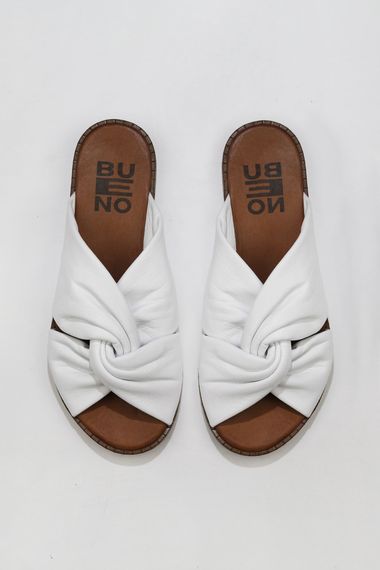 Туфлі Bueno жіночі плоскі сандалі 01WU8210, шкіра, термо підошва, висота каблука 2 см, доступні в зеленому, білому та бежевому кольорах - фото 1