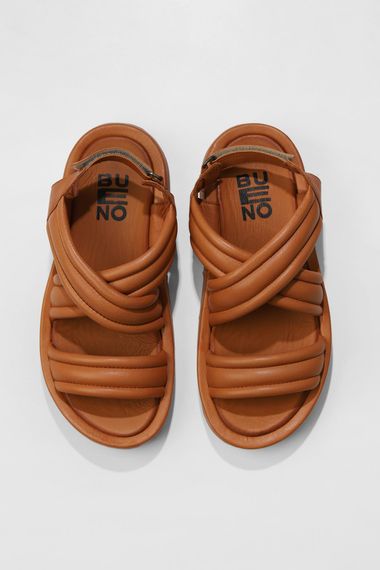 Жіночі босоніжки на платформі Bueno, шкіра, висота каблука 3 см, доступні в зеленому, фуксії, чорному, жовтому та табаковому кольорах - фото 1