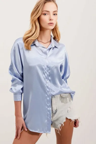 Женская рубашка оверсайз ледяного синего цвета с драпированной атласной поверхностью HZL23S-BD139851 - фото 3