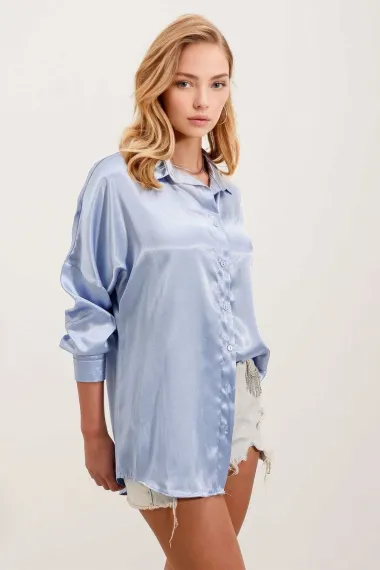Женская рубашка оверсайз ледяного синего цвета с драпированной атласной поверхностью HZL23S-BD139851 - фото 4