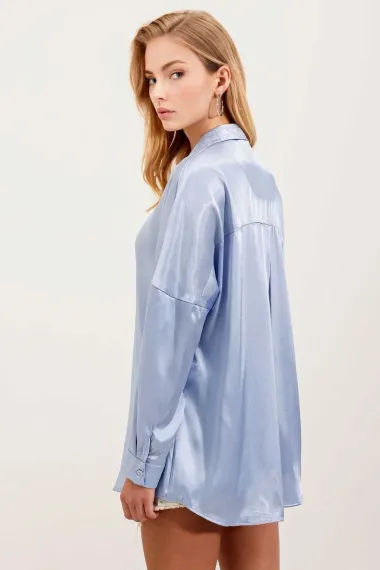 Женская рубашка оверсайз ледяного синего цвета с драпированной атласной поверхностью HZL23S-BD139851 - фото 2