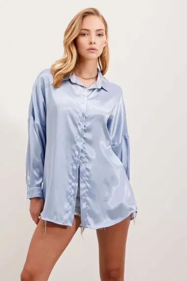 Женская рубашка оверсайз ледяного синего цвета с драпированной атласной поверхностью HZL23S-BD139851 - фото 1