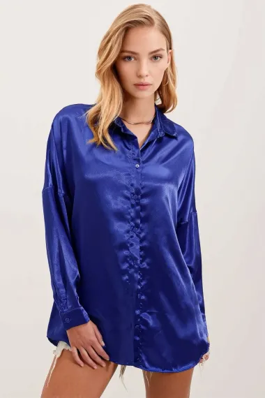 Женская ярко-синяя рубашка оверсайз с драпировкой из атласа HZL23S-BD139851 - фото 1