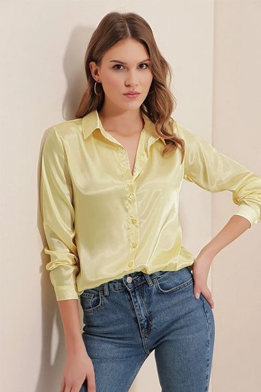 Женская светло-желтая рубашка из атласа с легкой драпировкой HZL22W-BD139641 - фото 1