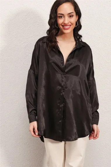 Kadın Siyah Oversize Dökümlü Saten Yüzeyli Gömlek HZL23S-BD139851 - fotoğraf 2