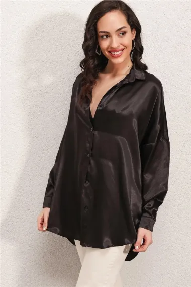 Kadın Siyah Oversize Dökümlü Saten Yüzeyli Gömlek HZL23S-BD139851 - fotoğraf 3