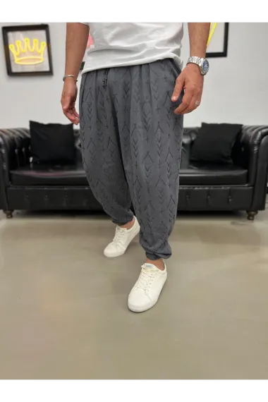 سروال رياضي للرجال بلون رمادي غامق بتصميم شبكة صغيرة بحافة مطاطية من الجانبين، مريح ويوفر حرية الحركة، مصنوع من 100% قطن - صورة 1