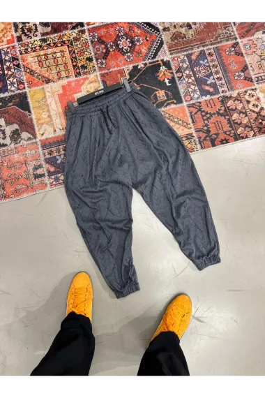 سروال رياضي للرجال بلون رمادي غامق بتصميم شبكة صغيرة بحافة مطاطية من الجانبين، مريح ويوفر حرية الحركة، مصنوع من 100% قطن - صورة 3