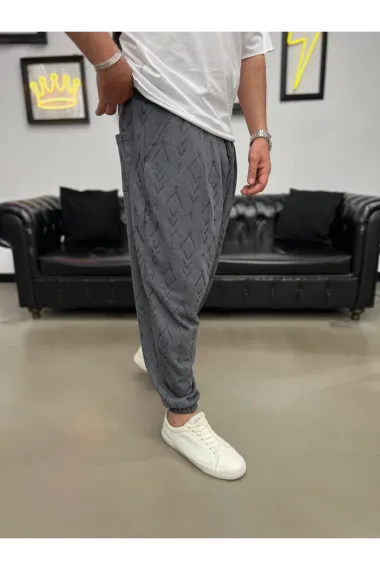 سروال رياضي للرجال بلون رمادي غامق بتصميم شبكة صغيرة بحافة مطاطية من الجانبين، مريح ويوفر حرية الحركة، مصنوع من 100% قطن - صورة 2