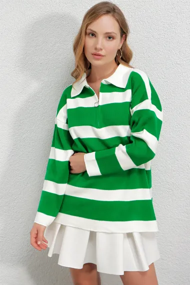 سترة تريكو كبيرة الحجم بسحاب مخططة باللون الأخضر برقبة بولو للنساء HZL23W-BD145121 - صورة 1