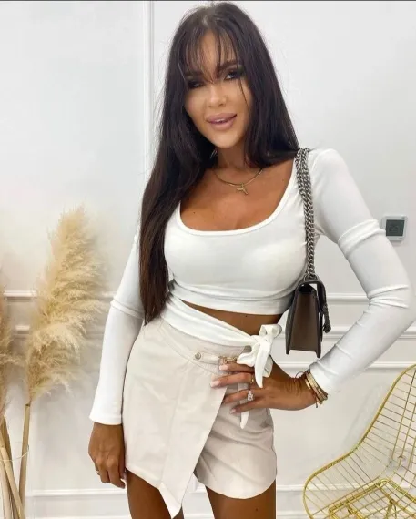 Біла жіноча блуза з U-вирізом та зав'язкою на пояс, з еластичної каşkorse тканини, 65% бавовна, 35% поліестер