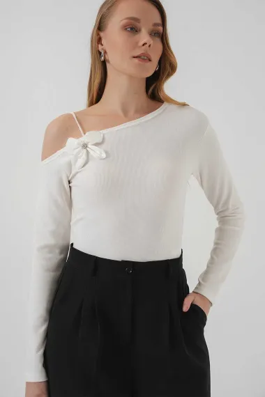 Kadın Beyaz Askı Detaylı Kayık Yaka Bluz HZL25S-BD19271 - фото 1