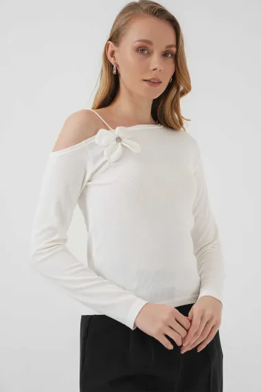 Kadın Beyaz Askı Detaylı Kayık Yaka Bluz HZL25S-BD19271 - фото 4