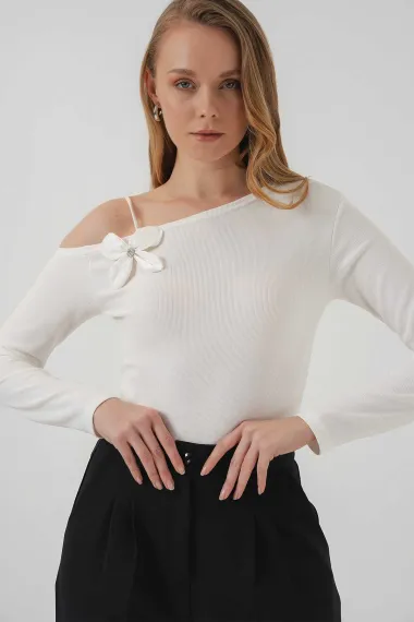 Kadın Beyaz Askı Detaylı Kayık Yaka Bluz HZL25S-BD19271 - фото 2