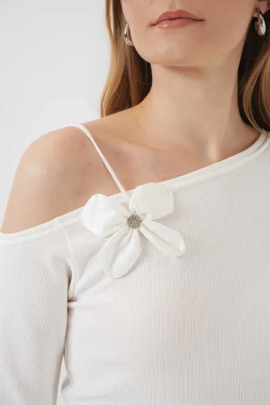 Kadın Beyaz Askı Detaylı Kayık Yaka Bluz HZL25S-BD19271 - фото 5