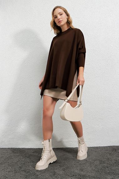 Жіночий коричневий оверсайз пуловер з вирізами 100% акрил, універсальний розмір, стильний дизайн, комфортна посадка - фото 3