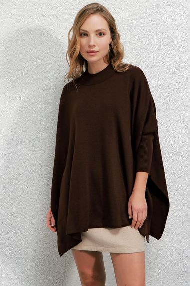 Жіночий коричневий оверсайз пуловер з вирізами 100% акрил, універсальний розмір, стильний дизайн, комфортна посадка - фото 2