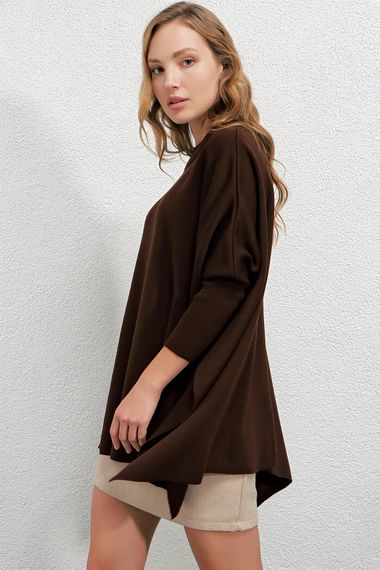 Жіночий коричневий оверсайз пуловер з вирізами 100% акрил, універсальний розмір, стильний дизайн, комфортна посадка - фото 5