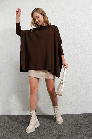 Жіночий коричневий оверсайз пуловер з вирізами 100% акрил, універсальний розмір, стильний дизайн, комфортна посадка - фото 4