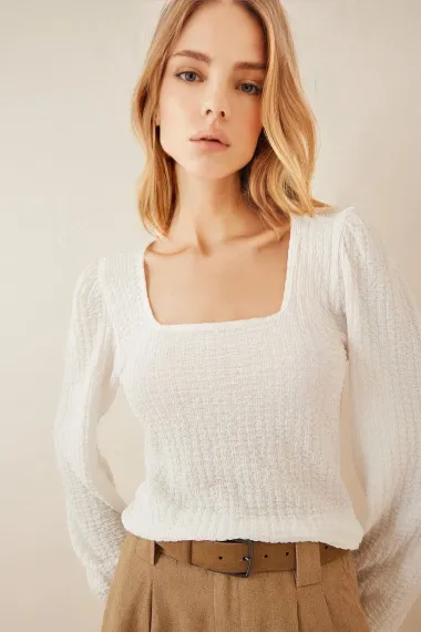 Жіноча біла блуза з балонними рукавами, квадратним вирізом, 95% поліестер, 5% лайкра, трендова в'язка, розміри 34-42 - фото 1