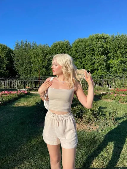 Шорты женские бежевые с резинкой на талии и разрезами, карманы, 100% полиэстер, размеры 34-40, изготовлены в Турции - фото 2