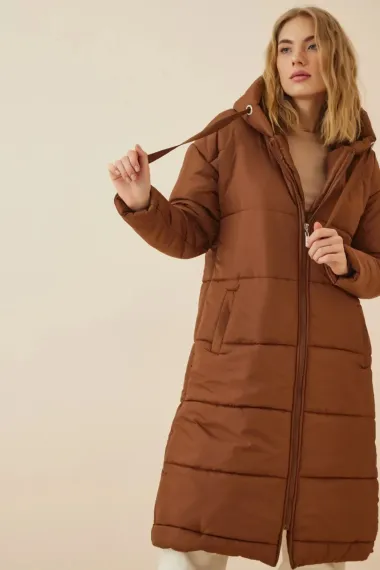 Женская шоколадная длинная оверсайз куртка с капюшоном, утепленная, размер 36-46 - фото 1
