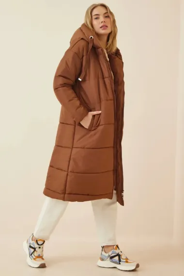 Женская шоколадная длинная оверсайз куртка с капюшоном, утепленная, размер 36-46 - фото 2