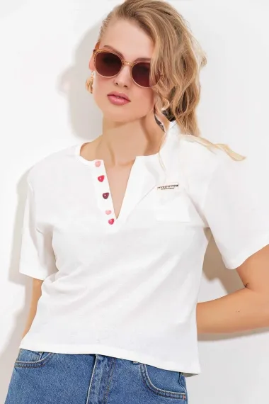 Kadın Beyaz Cep Detaylı Düğmeli Kısa Kol T-shirt HZL24S-BD19031 - fotoğraf 1