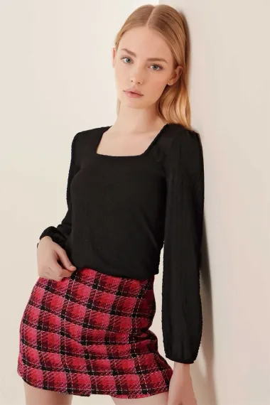 Kadın Siyah Balon Kol Dokulu Kare Yaka Trend Örme Bluz HZL23W-BD104421 - fotoğraf 1