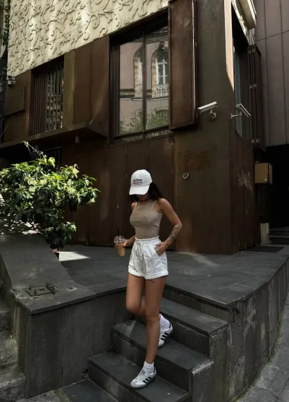 Жіноча бежевий футболка з круглим вирізом, стійкою до прання, еластична рибана тканина - фото 4