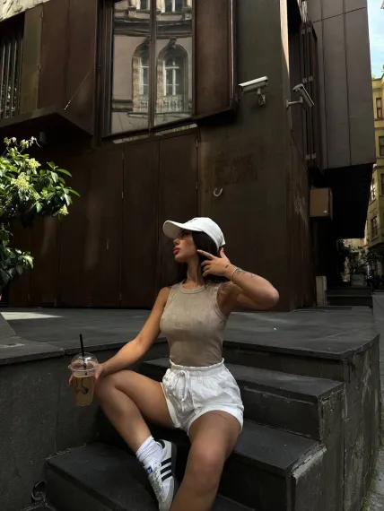 Жіноча бежевий футболка з круглим вирізом, стійкою до прання, еластична рибана тканина - фото 3