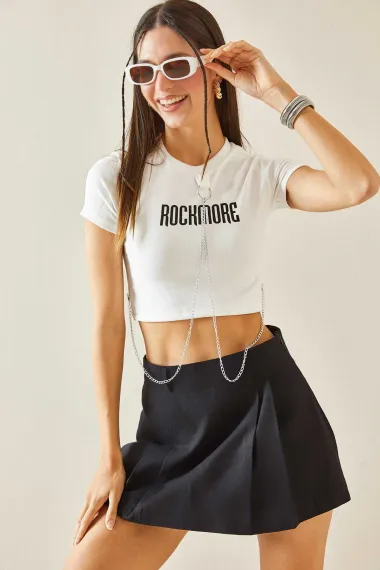 Жіноча біла футболка з принтом ROCKMORE та аксесуарами у вигляді ланцюга, розмір S/36, 100% поліестер, стильний кроп-топ - фото 3