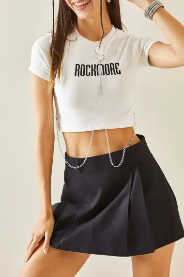 Жіноча біла футболка з принтом ROCKMORE та аксесуарами у вигляді ланцюга, розмір S/36, 100% поліестер, стильний кроп-топ - фото 1