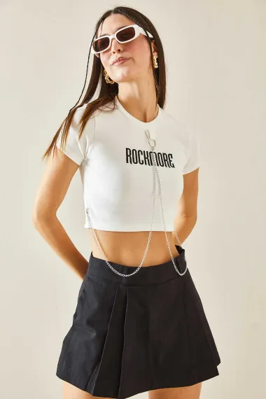 Жіноча біла футболка з принтом ROCKMORE та аксесуарами у вигляді ланцюга, розмір S/36, 100% поліестер, стильний кроп-топ - фото 2
