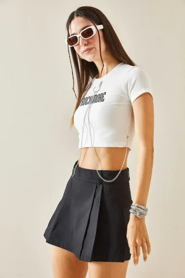 Жіноча біла футболка з принтом ROCKMORE та аксесуарами у вигляді ланцюга, розмір S/36, 100% поліестер, стильний кроп-топ - фото 4